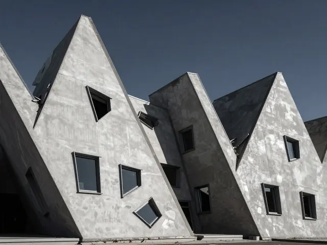 Deconstructivism in Architecture: A Guide to Chaos, Form, and Famous Buildings