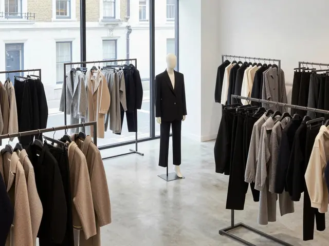 International Style in Fashion: How Minimalism Redefined Global Wardrobes